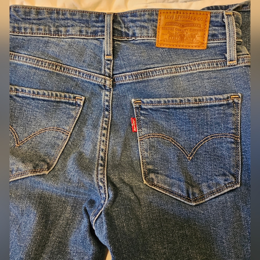 Levi high rise skinny jeans size 24